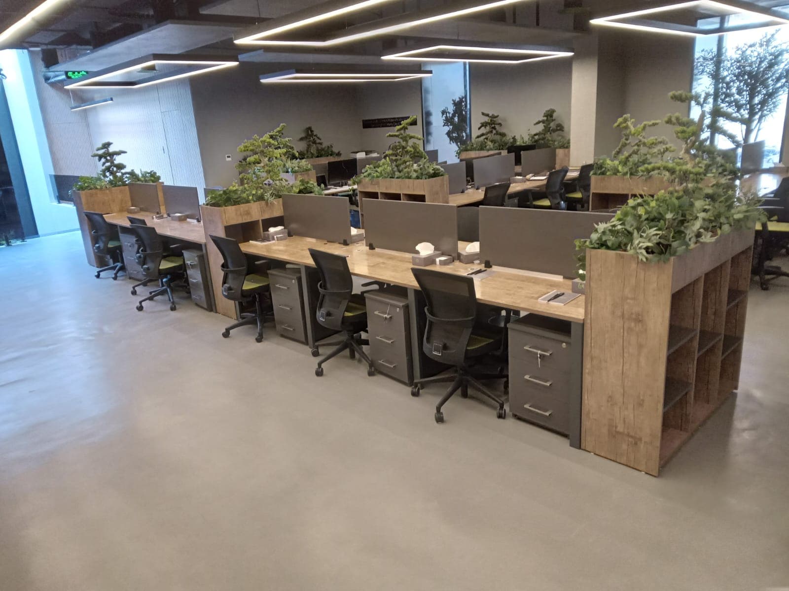 محطات عمل حديثة بفواصل نباتية وتصميم مخصص للمساحات المفتوحة