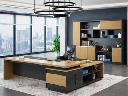 مكتب مدير تنفيذي بتصميم فاخر بلون خشبي وأسود مع وحدة خلفية